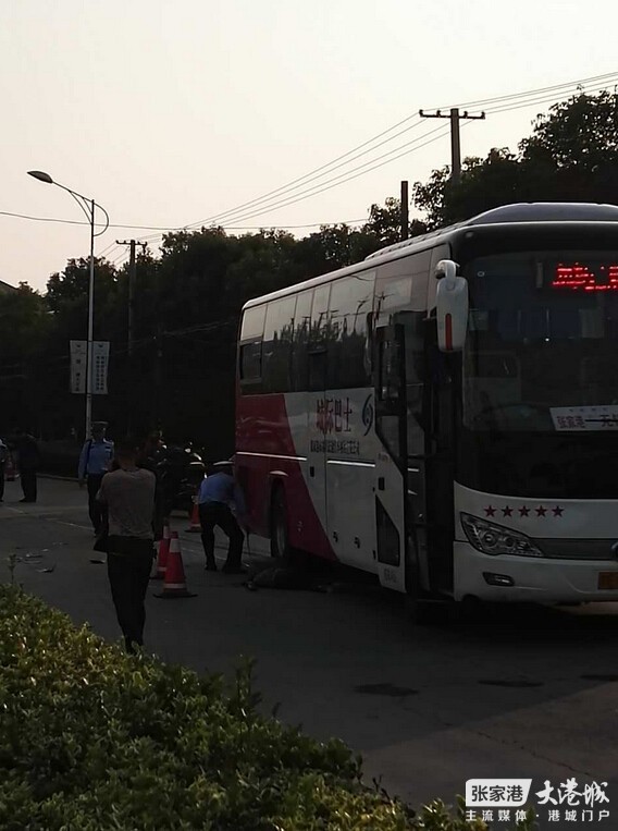 张家港老锡张线黄旗山卡口出现车祸